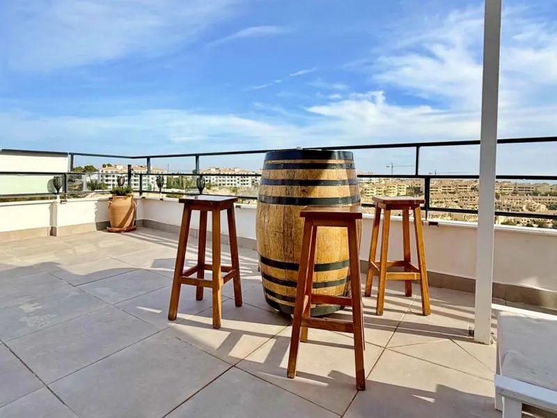 ÁTICO EN 'LOMAS DE CAMPOAMOR' CON SOLARIUM PRIVADO CON VISTAS AL MAR. GARAJE INCLUIDO, 2 DORMITORIOS Y 2 BAÑOS