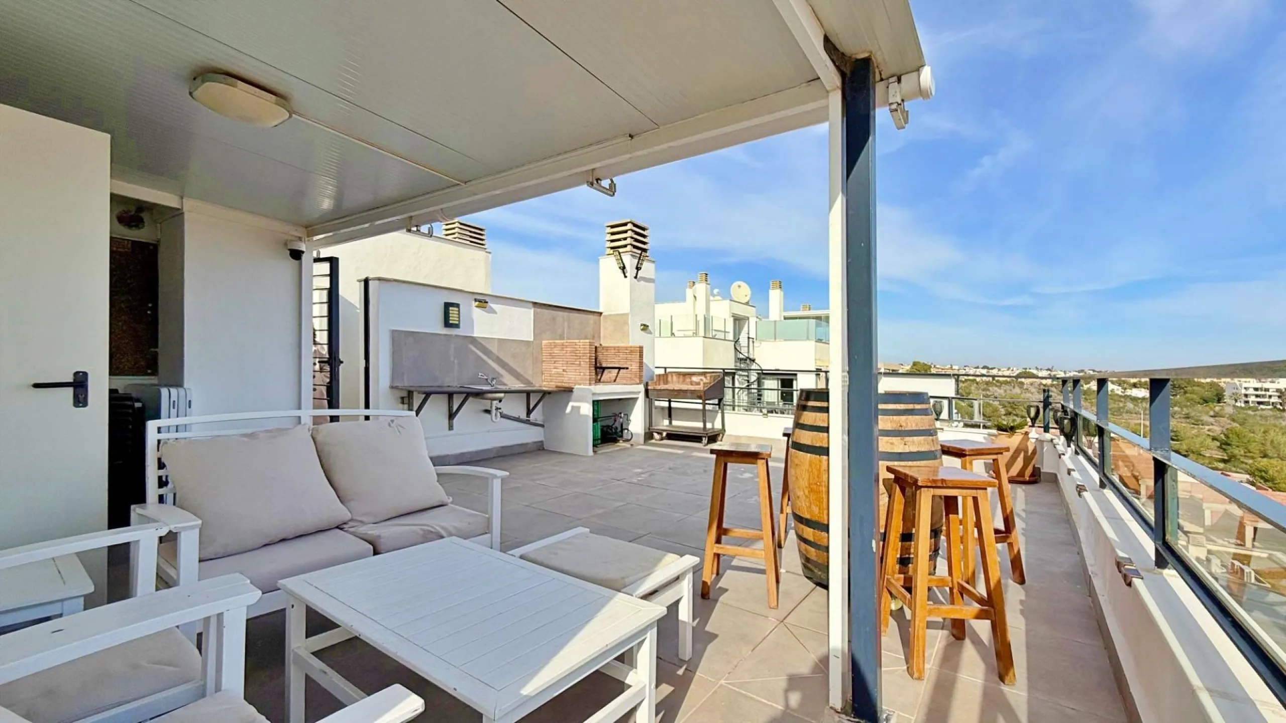 ÁTICO EN 'LOMAS DE CAMPOAMOR' CON SOLARIUM PRIVADO CON VISTAS AL MAR. GARAJE INCLUIDO, 2 DORMITORIOS Y 2 BAÑOS