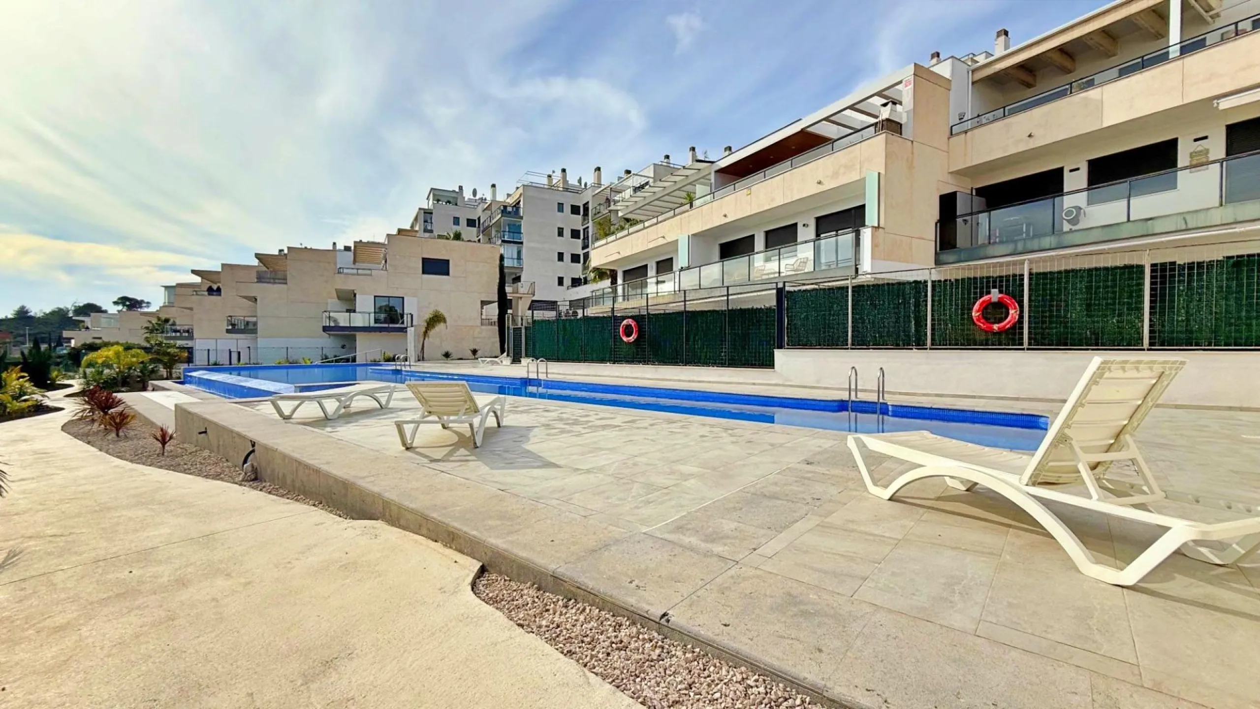 ÁTICO EN 'LOMAS DE CAMPOAMOR' CON SOLARIUM PRIVADO CON VISTAS AL MAR. GARAJE INCLUIDO, 2 DORMITORIOS Y 2 BAÑOS