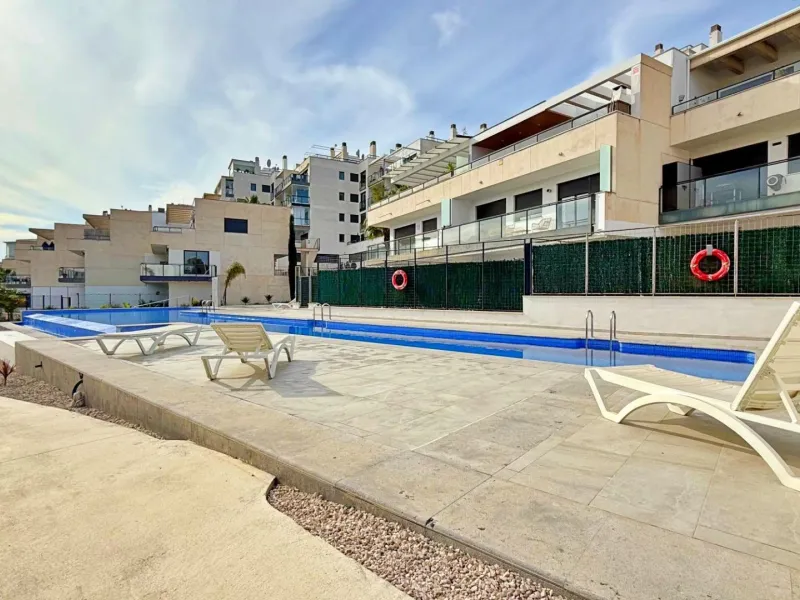 ÁTICO EN 'LOMAS DE CAMPOAMOR' CON SOLARIUM PRIVADO CON VISTAS AL MAR. GARAJE INCLUIDO, 2 DORMITORIOS Y 2 BAÑOS