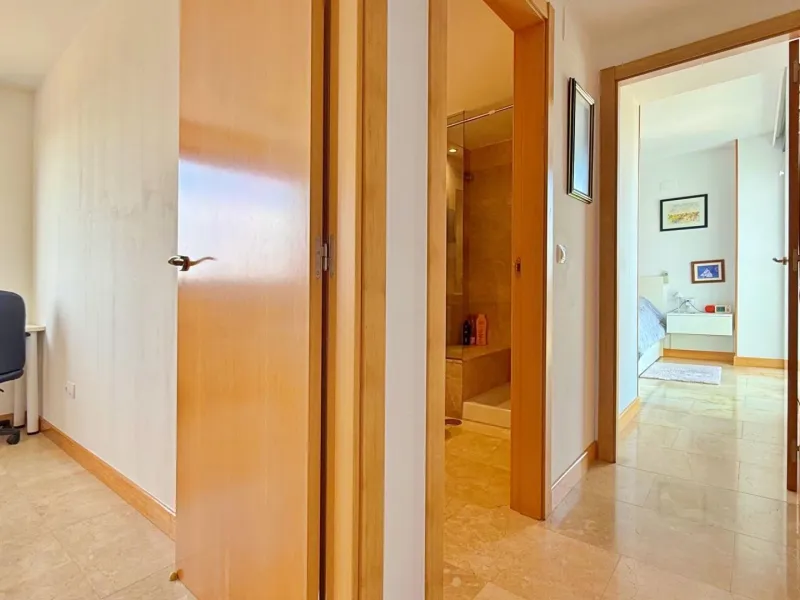 ÁTICO EN 'LOMAS DE CAMPOAMOR' CON SOLARIUM PRIVADO CON VISTAS AL MAR. GARAJE INCLUIDO, 2 DORMITORIOS Y 2 BAÑOS