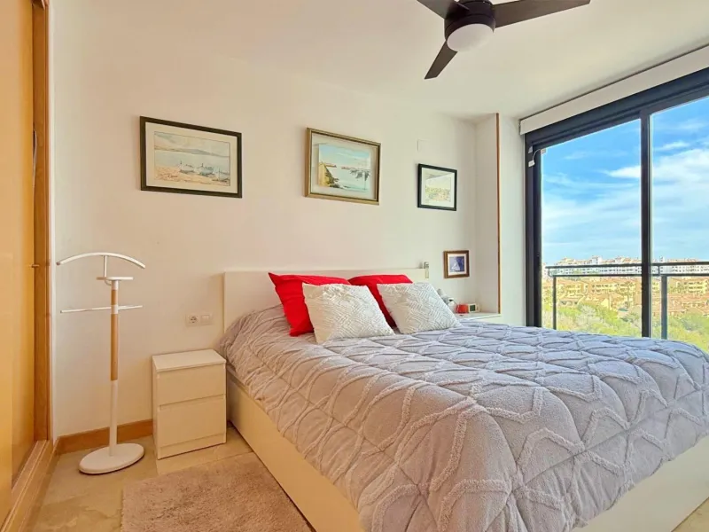 ÁTICO EN 'LOMAS DE CAMPOAMOR' CON SOLARIUM PRIVADO CON VISTAS AL MAR. GARAJE INCLUIDO, 2 DORMITORIOS Y 2 BAÑOS
