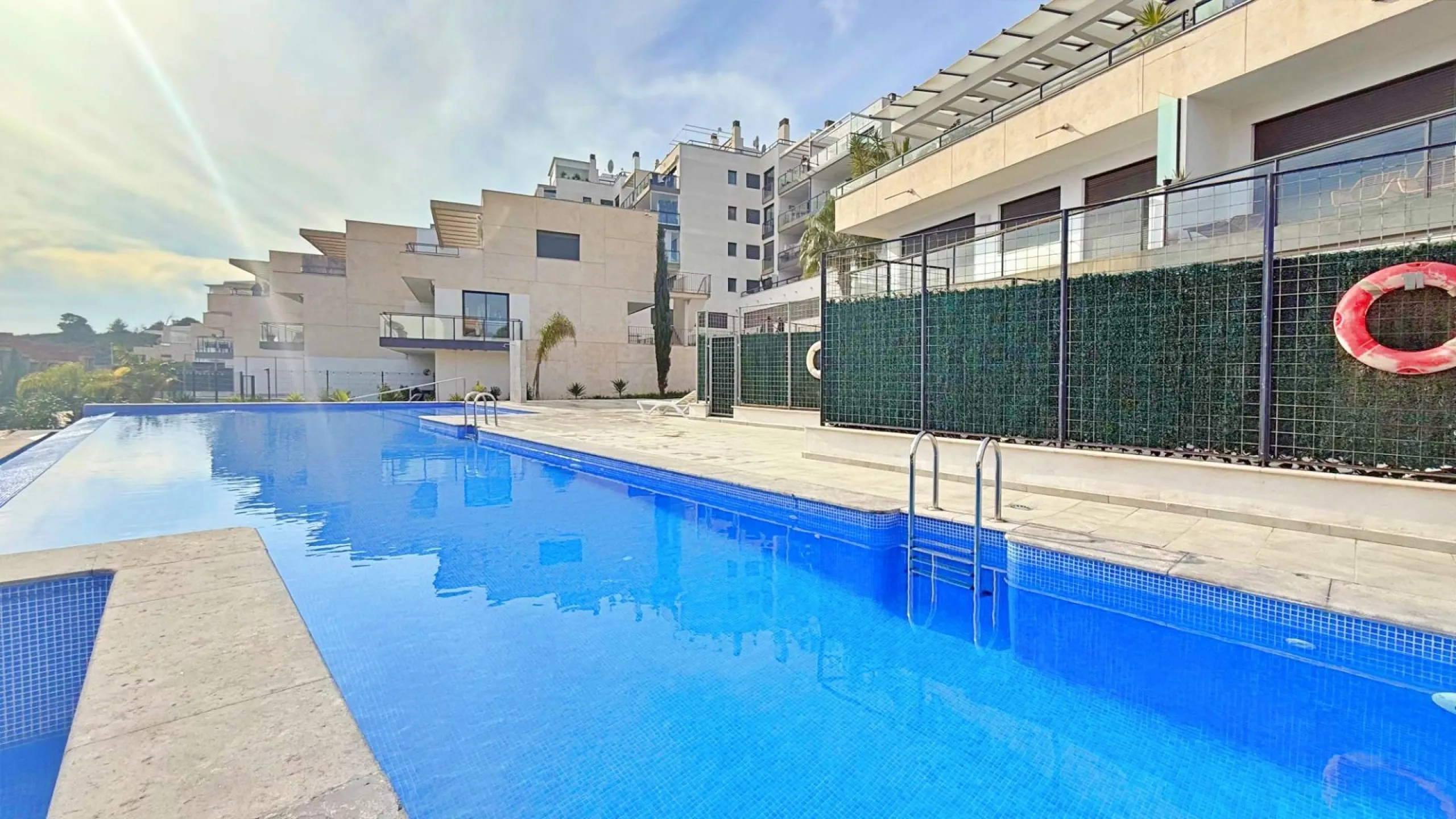 ÁTICO EN 'LOMAS DE CAMPOAMOR' CON SOLARIUM PRIVADO CON VISTAS AL MAR. GARAJE INCLUIDO, 2 DORMITORIOS Y 2 BAÑOS