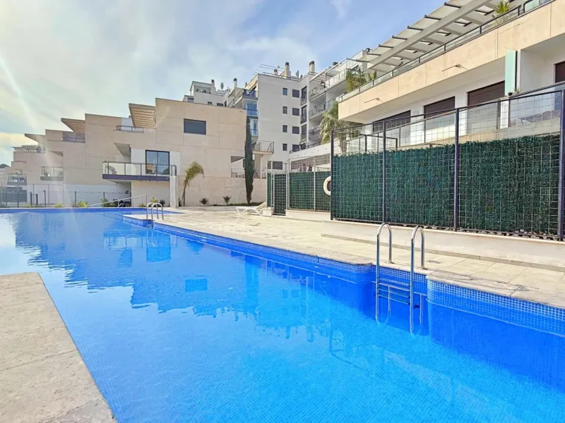ÁTICO EN 'LOMAS DE CAMPOAMOR' CON SOLARIUM PRIVADO CON VISTAS AL MAR. GARAJE INCLUIDO, 2 DORMITORIOS Y 2 BAÑOS