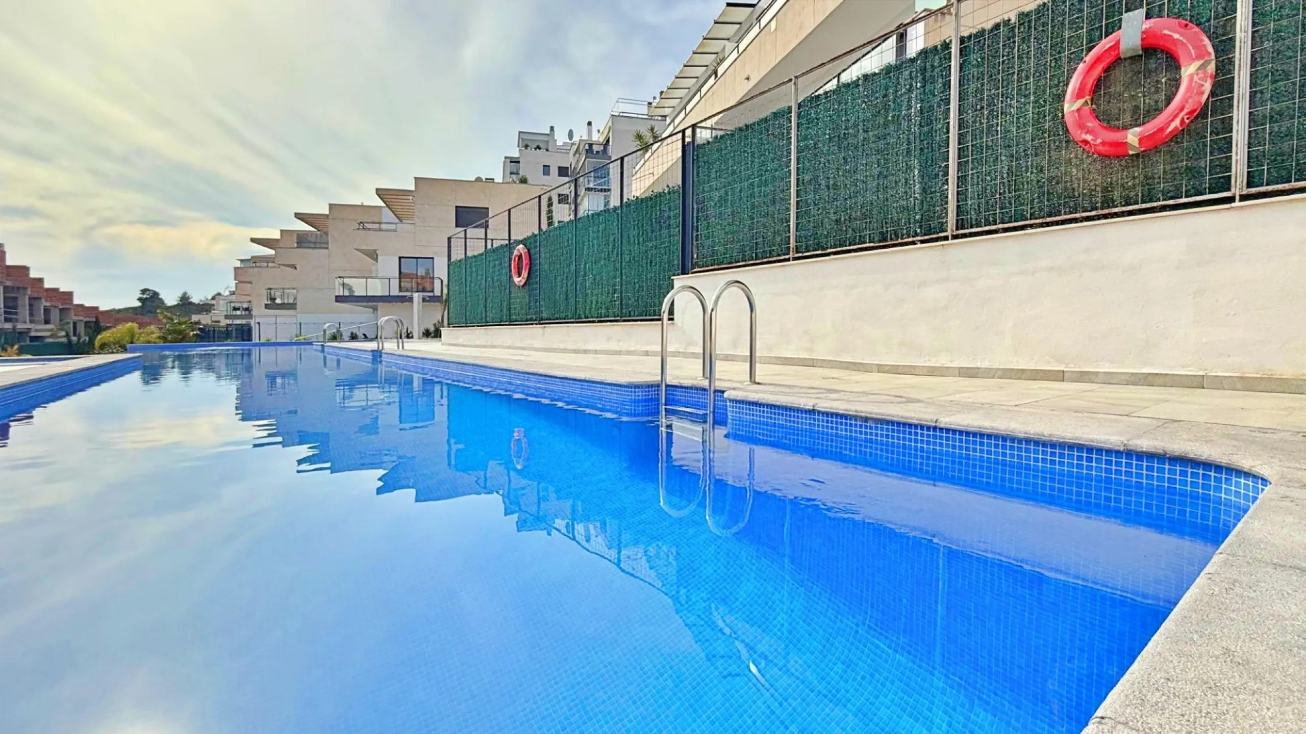 ÁTICO EN 'LOMAS DE CAMPOAMOR' CON SOLARIUM PRIVADO CON VISTAS AL MAR. GARAJE INCLUIDO, 2 DORMITORIOS Y 2 BAÑOS
