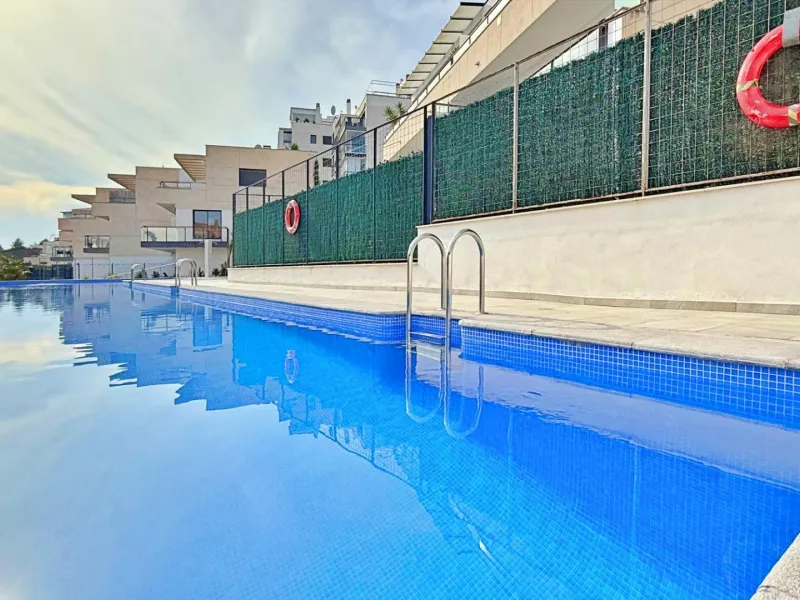 ÁTICO EN 'LOMAS DE CAMPOAMOR' CON SOLARIUM PRIVADO CON VISTAS AL MAR. GARAJE INCLUIDO, 2 DORMITORIOS Y 2 BAÑOS