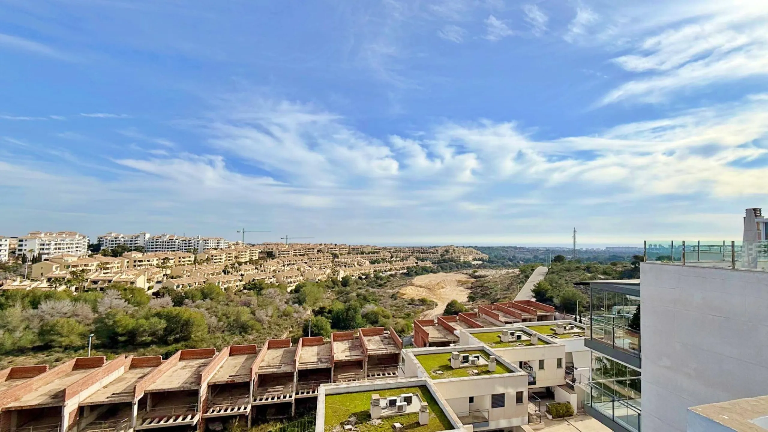 ÁTICO EN 'LOMAS DE CAMPOAMOR' CON SOLARIUM PRIVADO CON VISTAS AL MAR. GARAJE INCLUIDO, 2 DORMITORIOS Y 2 BAÑOS