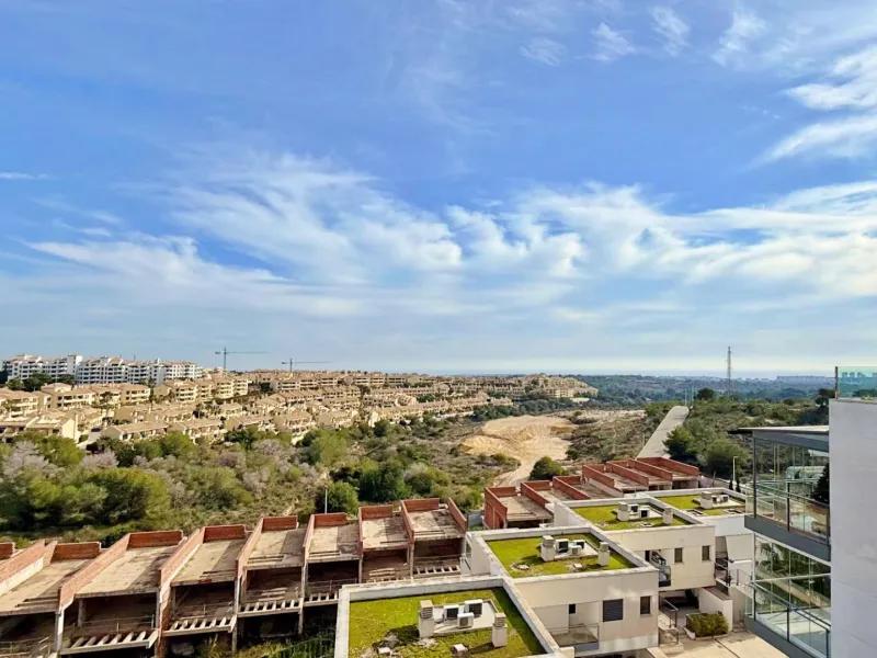 ÁTICO EN 'LOMAS DE CAMPOAMOR' CON SOLARIUM PRIVADO CON VISTAS AL MAR. GARAJE INCLUIDO, 2 DORMITORIOS Y 2 BAÑOS