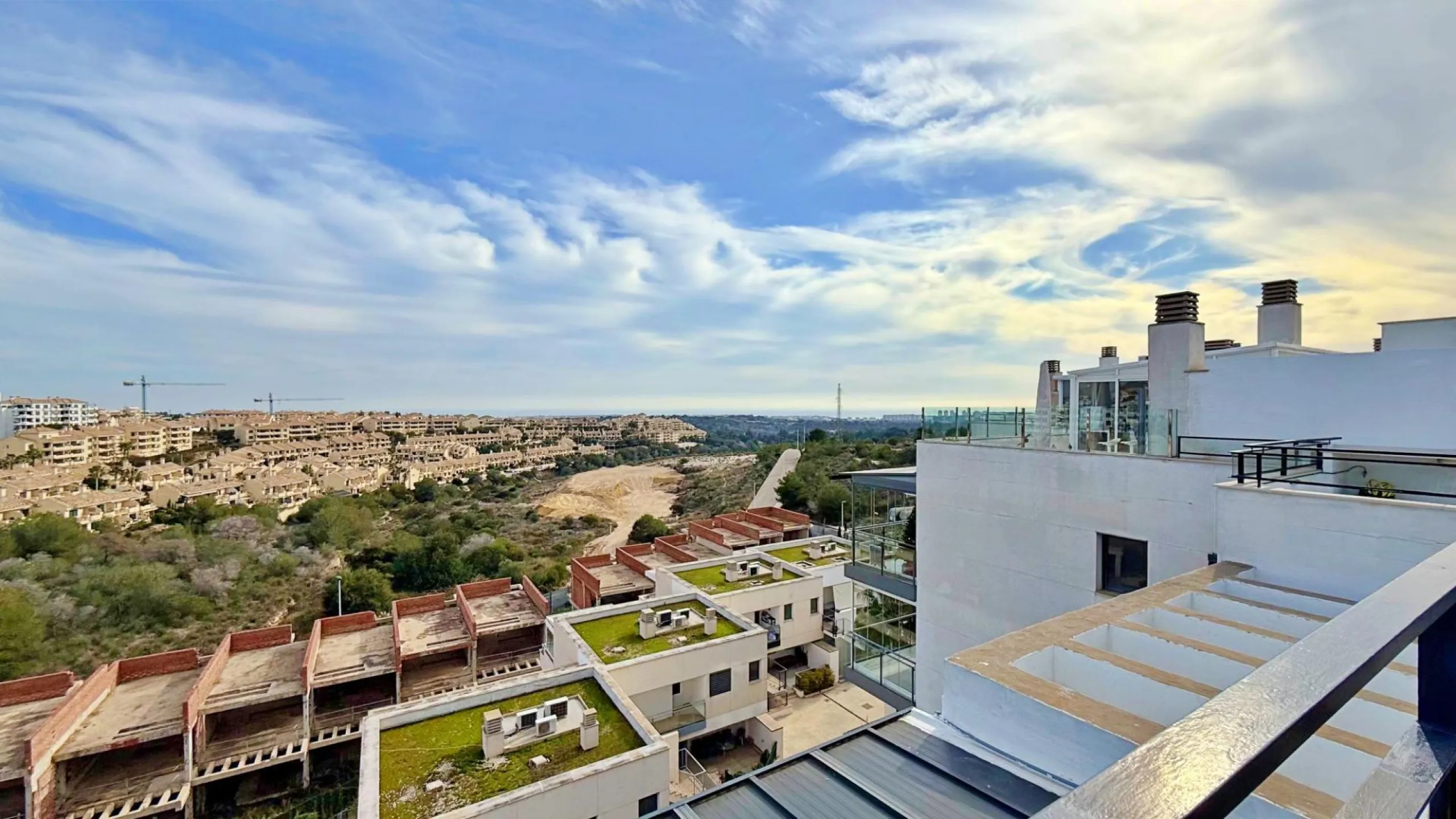ÁTICO EN 'LOMAS DE CAMPOAMOR' CON SOLARIUM PRIVADO CON VISTAS AL MAR. GARAJE INCLUIDO, 2 DORMITORIOS Y 2 BAÑOS
