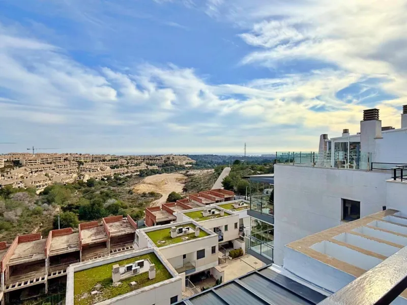 ÁTICO EN 'LOMAS DE CAMPOAMOR' CON SOLARIUM PRIVADO CON VISTAS AL MAR. GARAJE INCLUIDO, 2 DORMITORIOS Y 2 BAÑOS