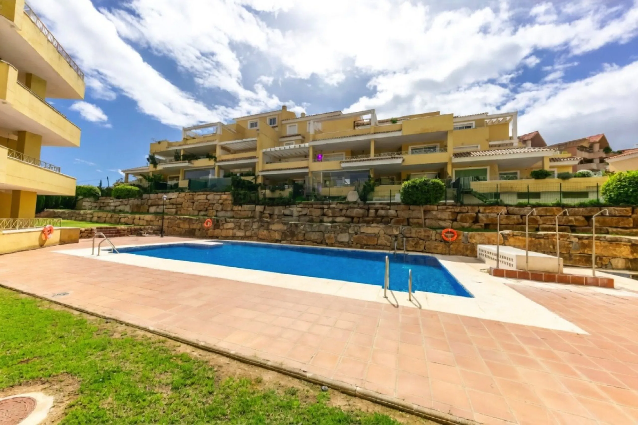 Erdgeschosswohnung mit gültiger Ferienvermietungslizenz – Las Brisas, Nueva Andalucía, Marbella