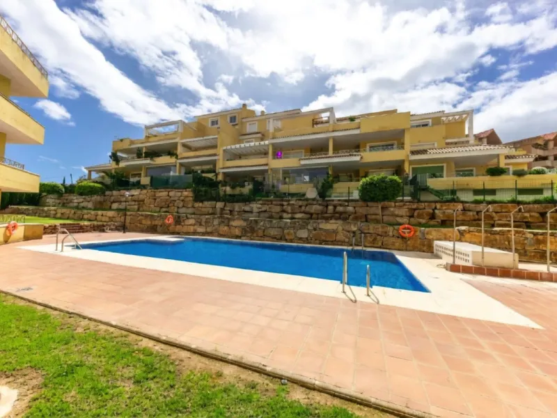 Erdgeschosswohnung mit gültiger Ferienvermietungslizenz – Las Brisas, Nueva Andalucía, Marbella