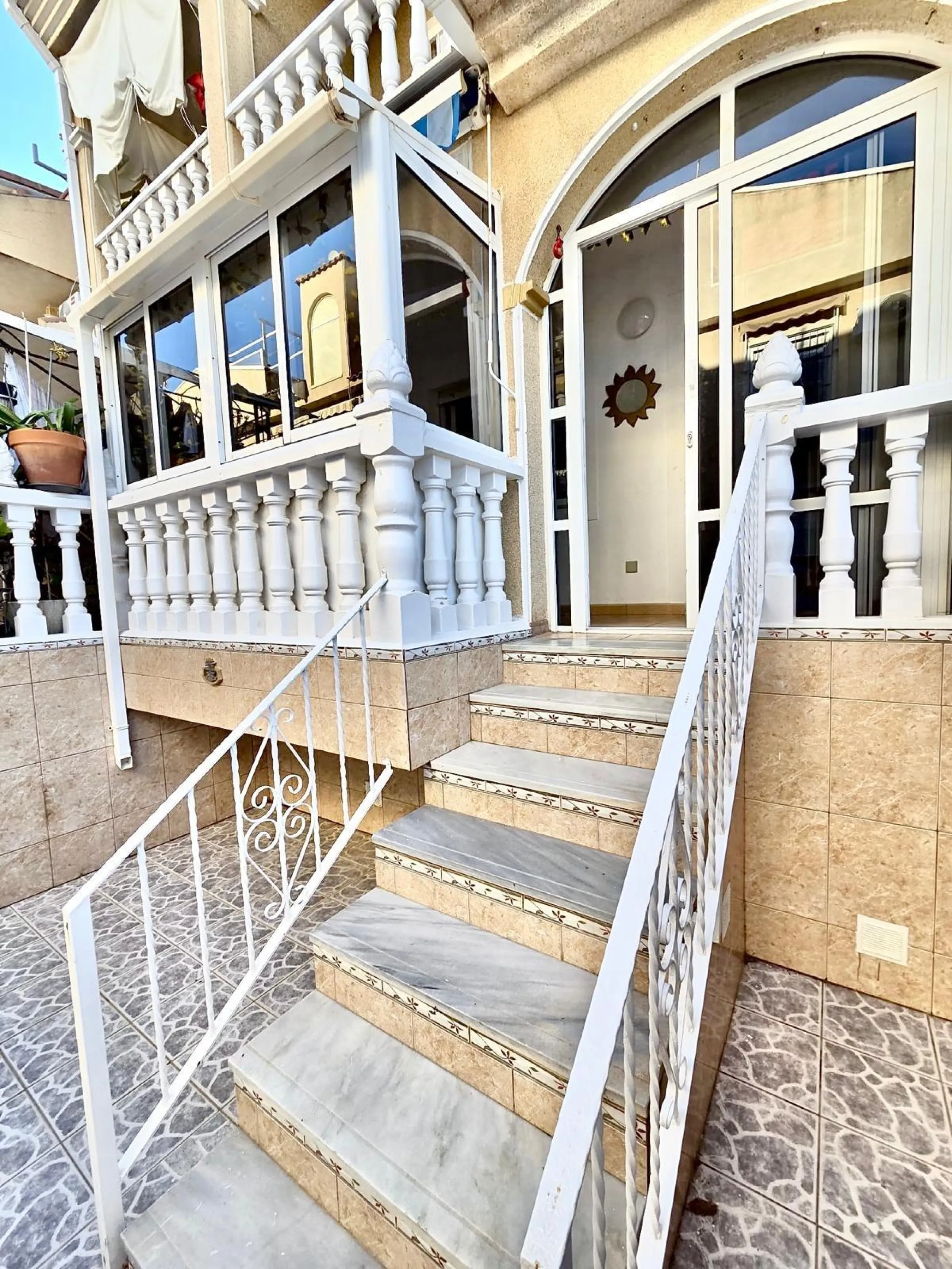 Townhouse with private garage, solarium and pool in Laguna, Orihuela Costa – excellent potential