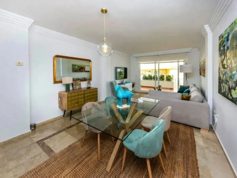 Erdgeschosswohnung mit gültiger Ferienvermietungslizenz – Las Brisas, Nueva Andalucía, Marbella