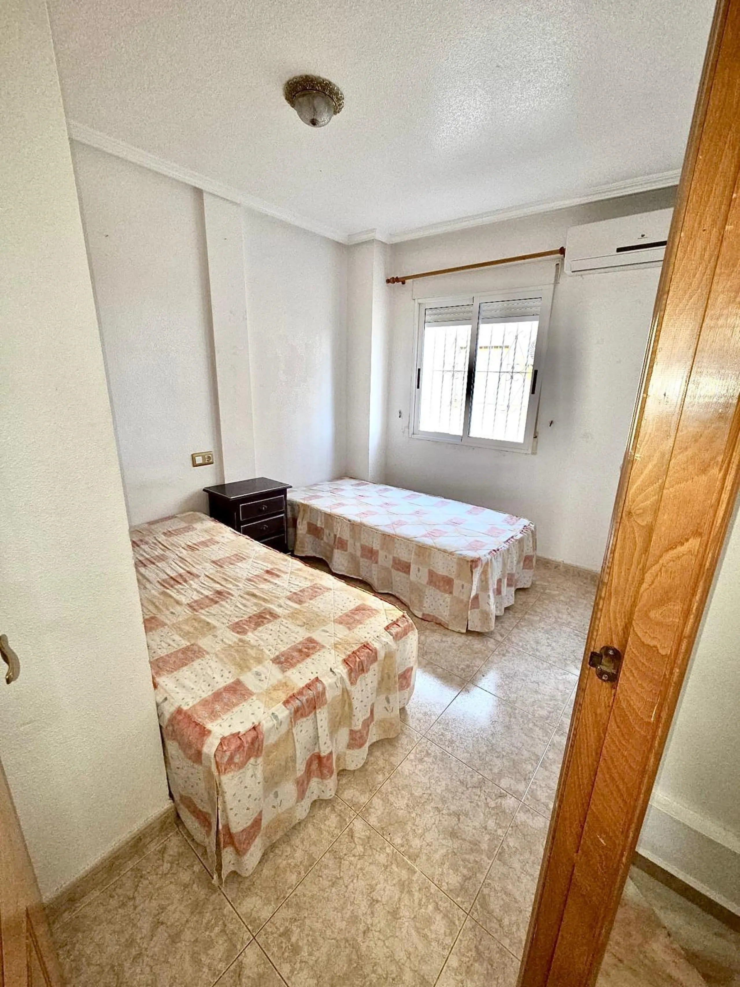 Townhouse with private garage, solarium and pool in Laguna, Orihuela Costa – excellent potential