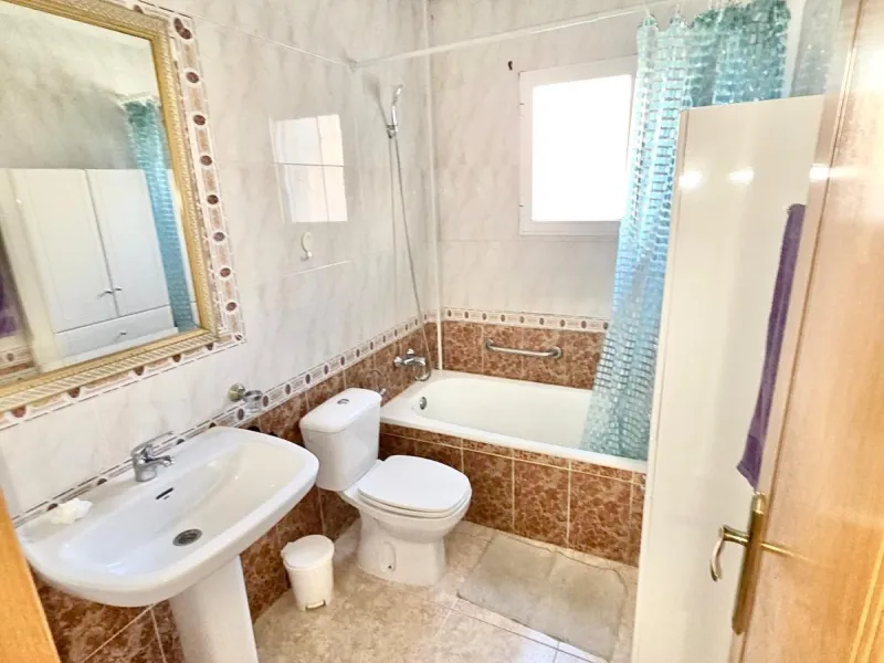Townhouse with private garage, solarium and pool in Laguna, Orihuela Costa – excellent potential