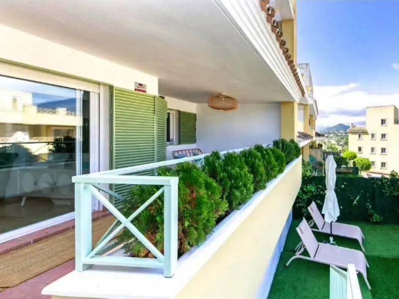 Erdgeschosswohnung mit gültiger Ferienvermietungslizenz – Las Brisas, Nueva Andalucía, Marbella