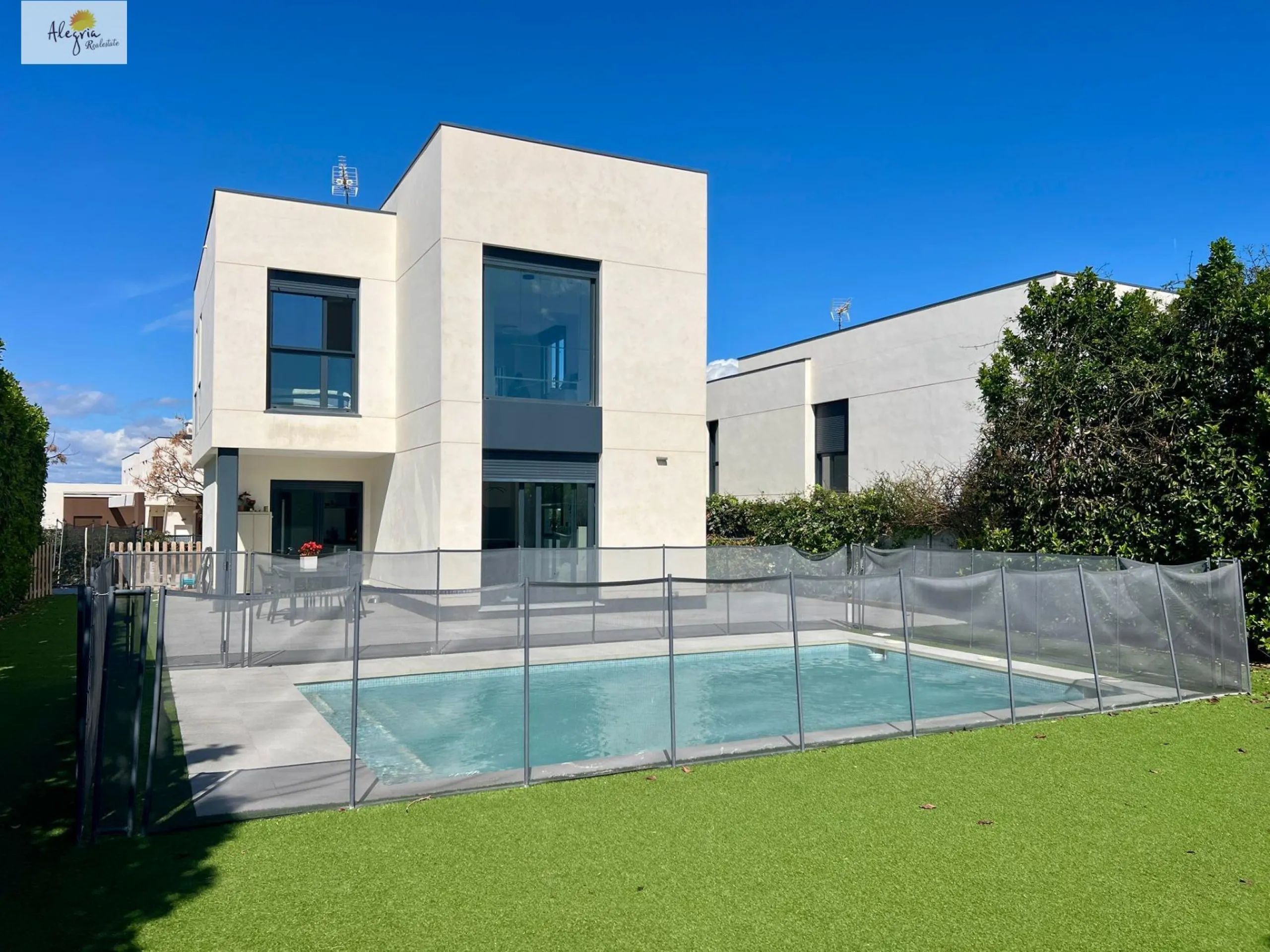 !!! EXCELENTE VILLA AL LADO DE CAMPO GOLF