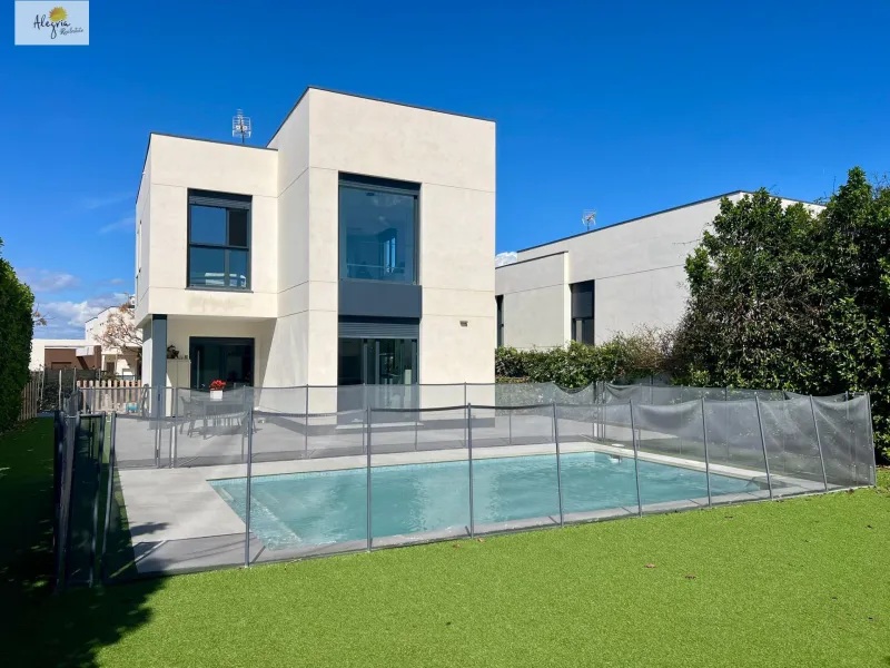 !!! EXCELENTE VILLA AL LADO DE CAMPO GOLF