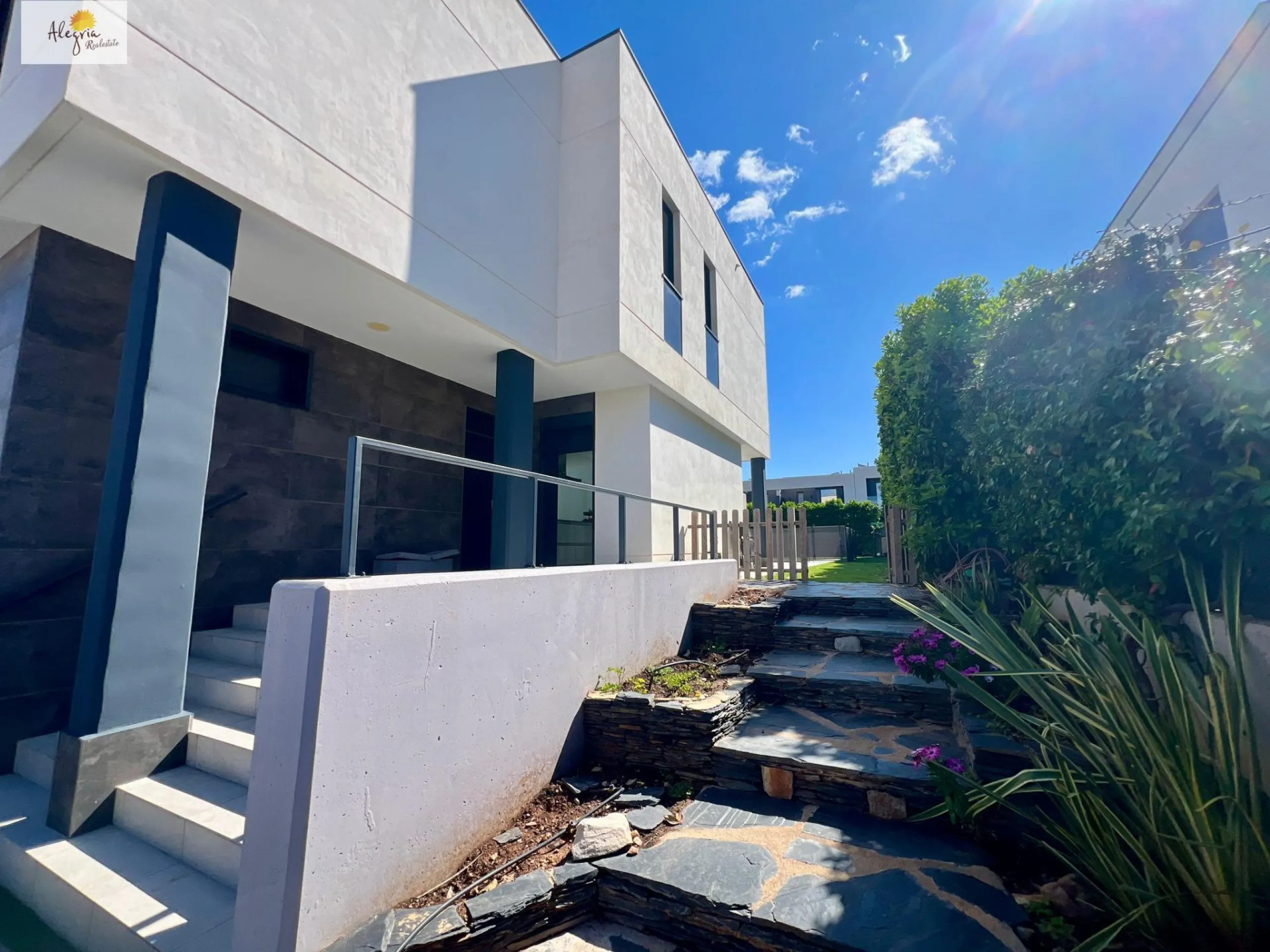 !!! EXCELENTE VILLA AL LADO DE CAMPO GOLF