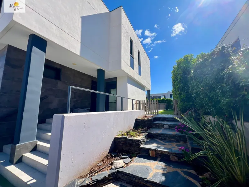 !!! EXCELENTE VILLA AL LADO DE CAMPO GOLF