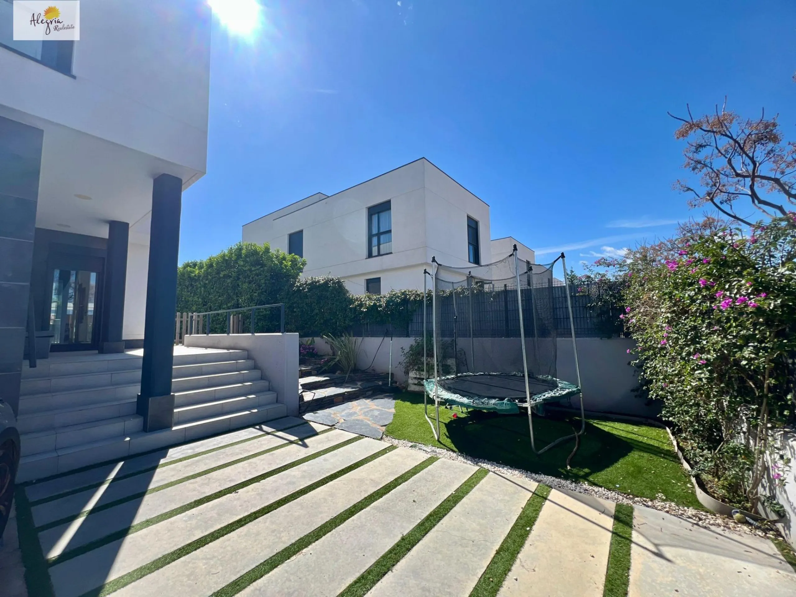 !!! EXCELENTE VILLA AL LADO DE CAMPO GOLF