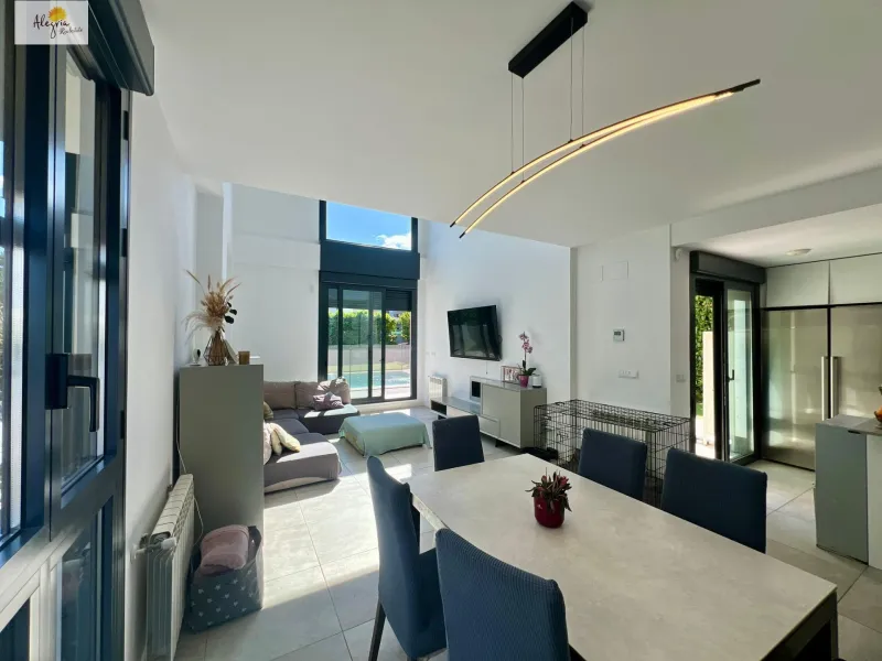 !!! EXCELENTE VILLA AL LADO DE CAMPO GOLF