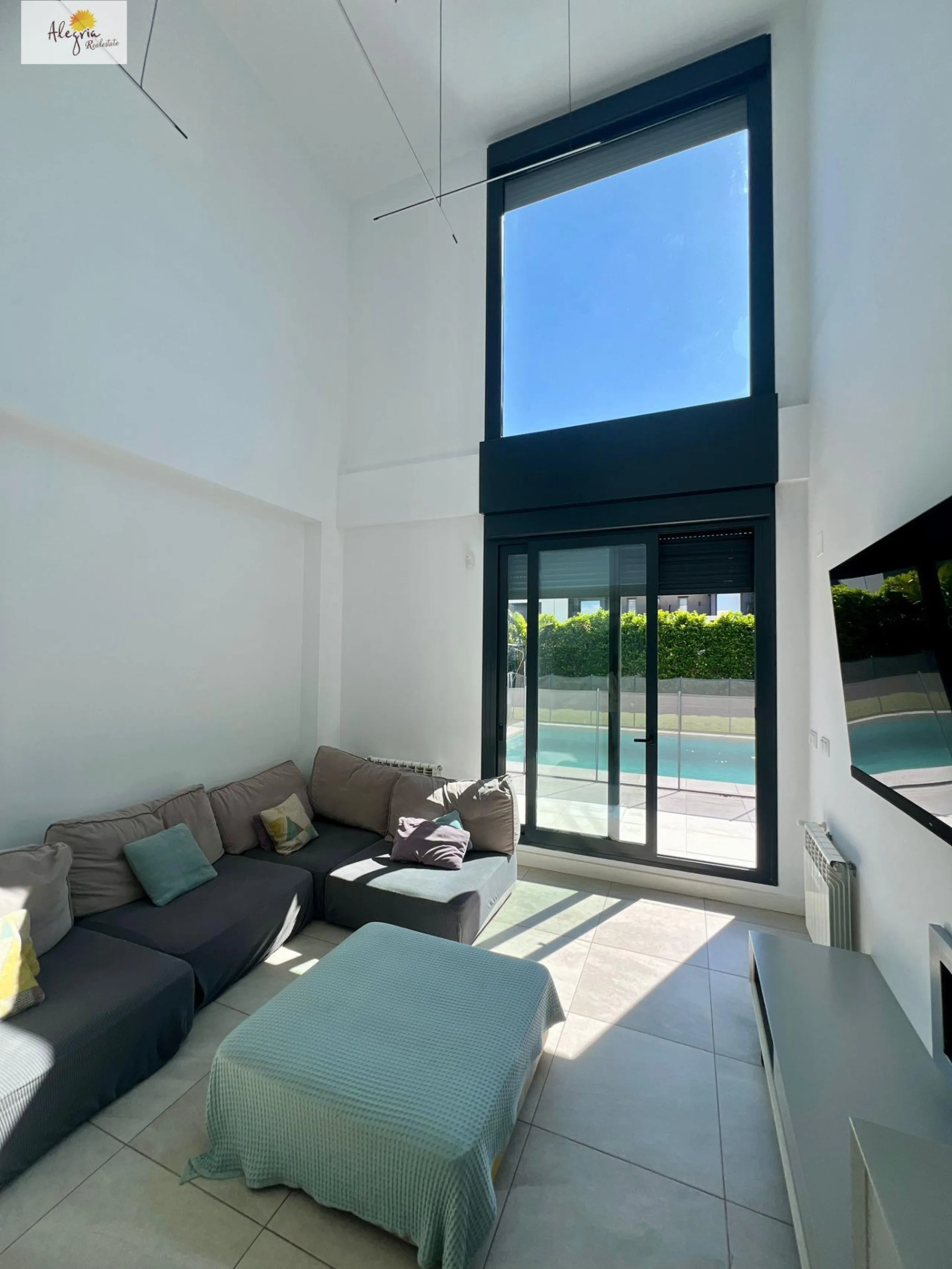 !!! EXCELENTE VILLA AL LADO DE CAMPO GOLF