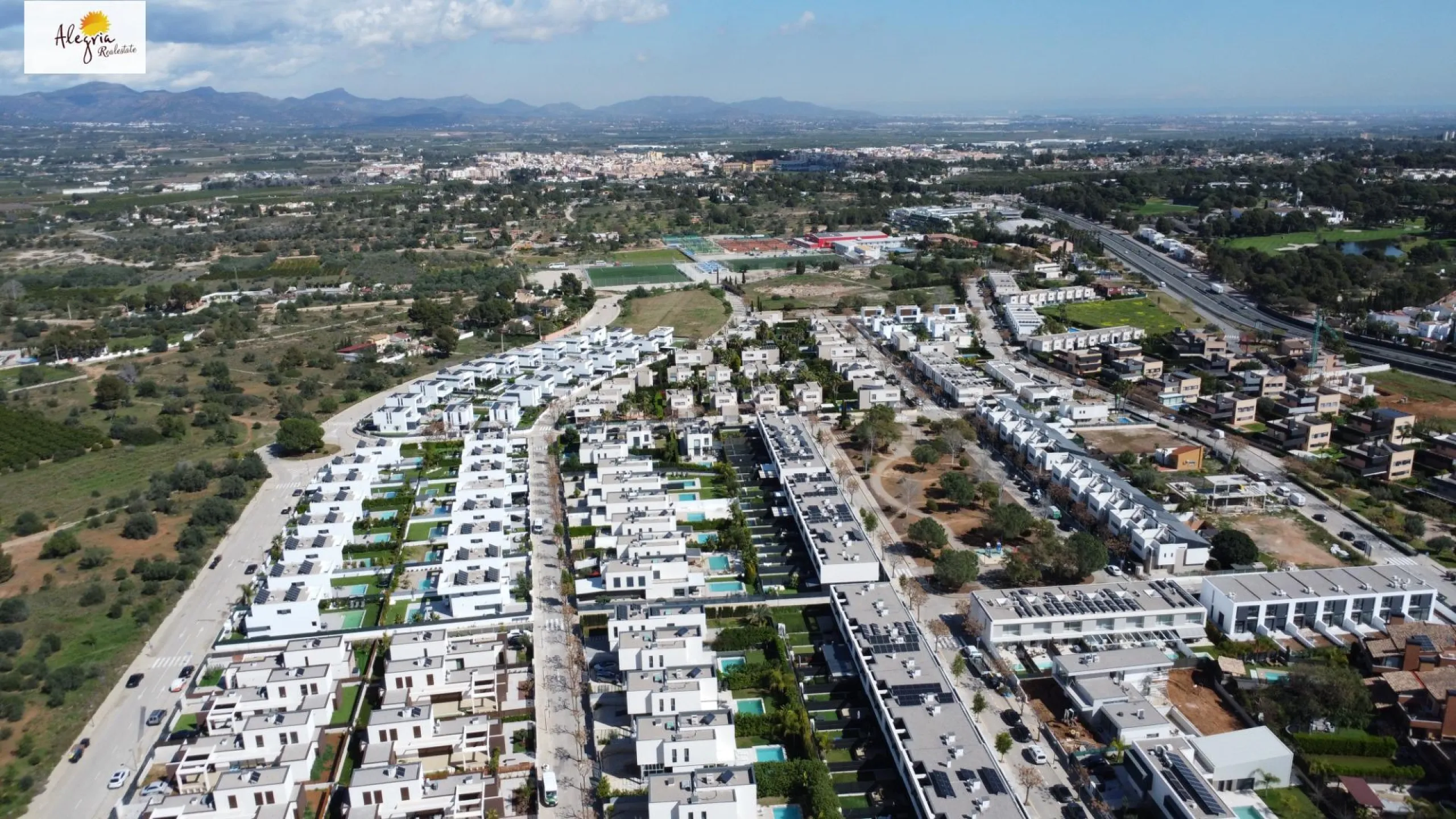 !!! EXCELENTE VILLA AL LADO DE CAMPO GOLF