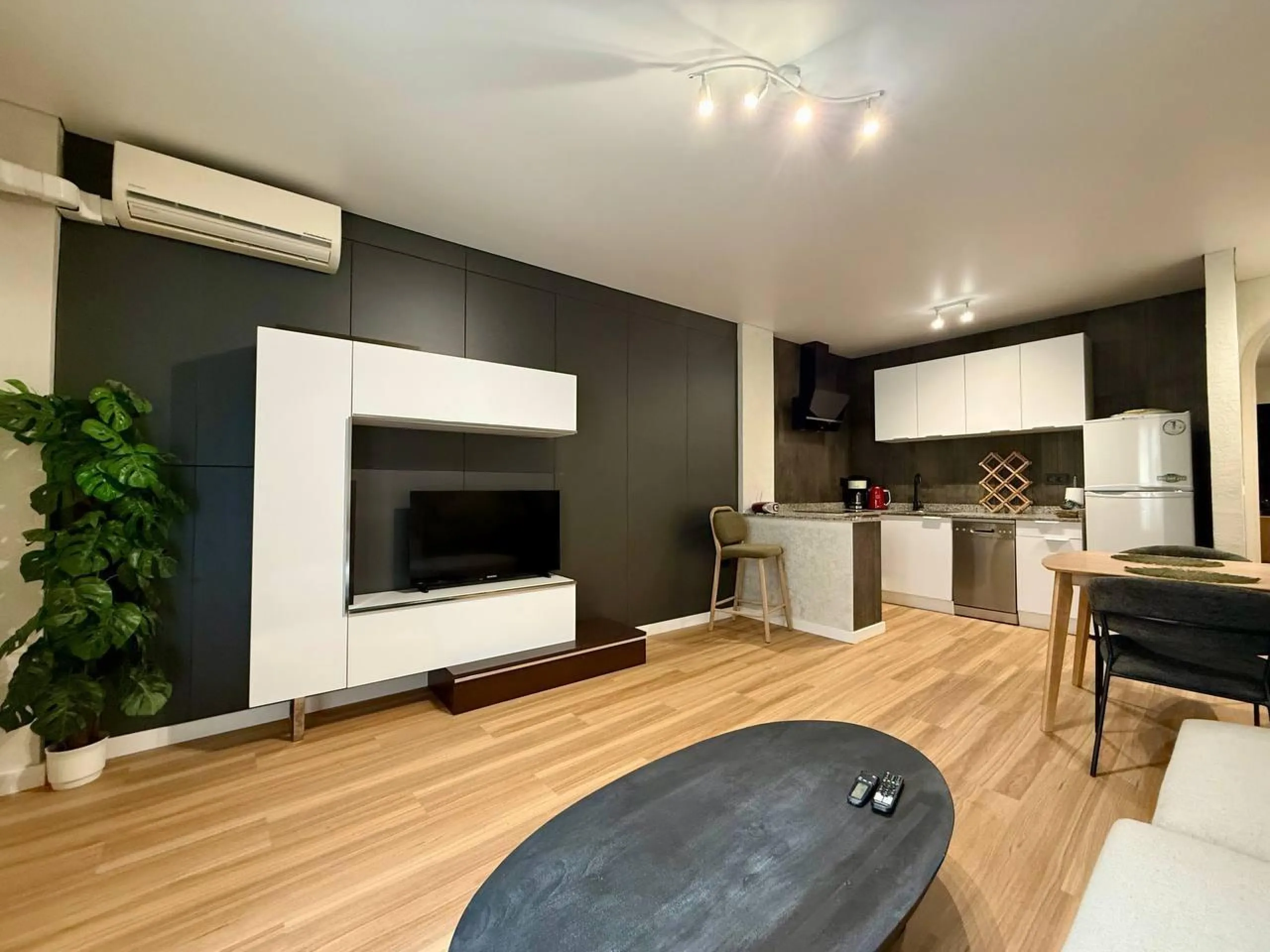 Exclusivo 1 dormitorio y 1 baño apartamento en Avenida Habaneras con reforma, 300 m. de la playa