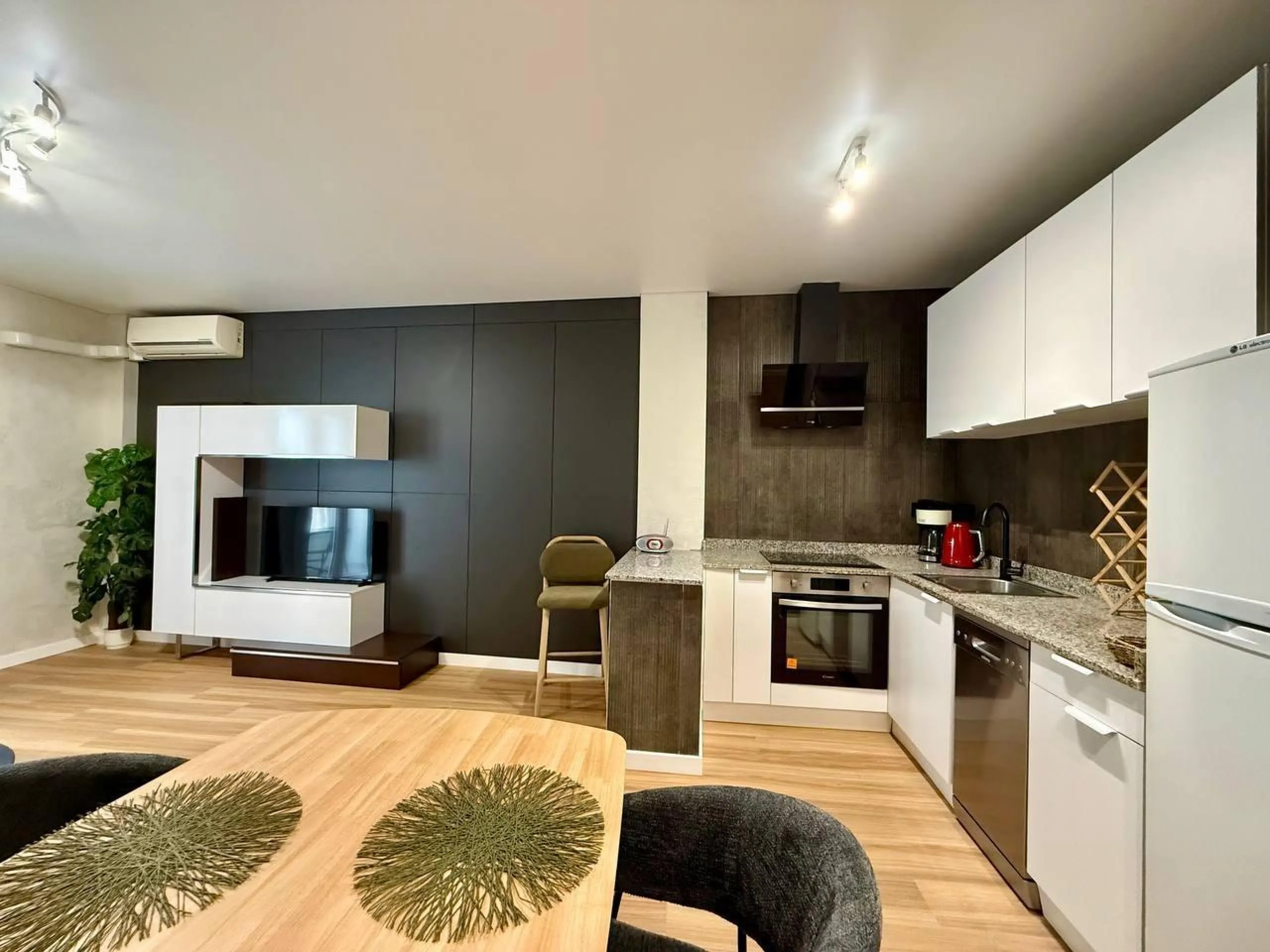 Exclusivo 1 dormitorio y 1 baño apartamento en Avenida Habaneras con reforma, 300 m. de la playa