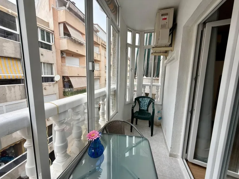 Exclusivo 1 dormitorio y 1 baño apartamento en Avenida Habaneras con reforma, 300 m. de la playa
