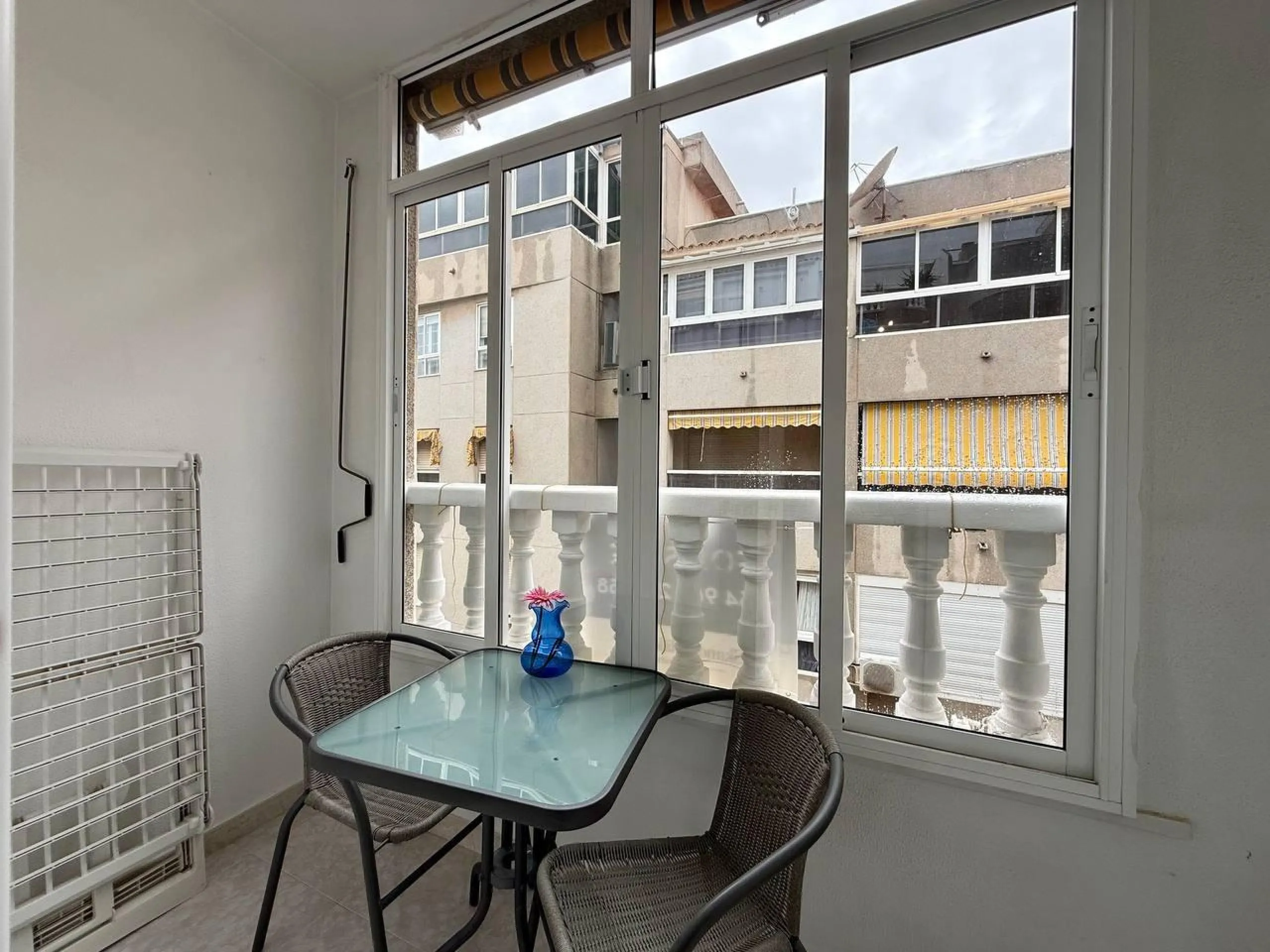 Exclusivo 1 dormitorio y 1 baño apartamento en Avenida Habaneras con reforma, 300 m. de la playa