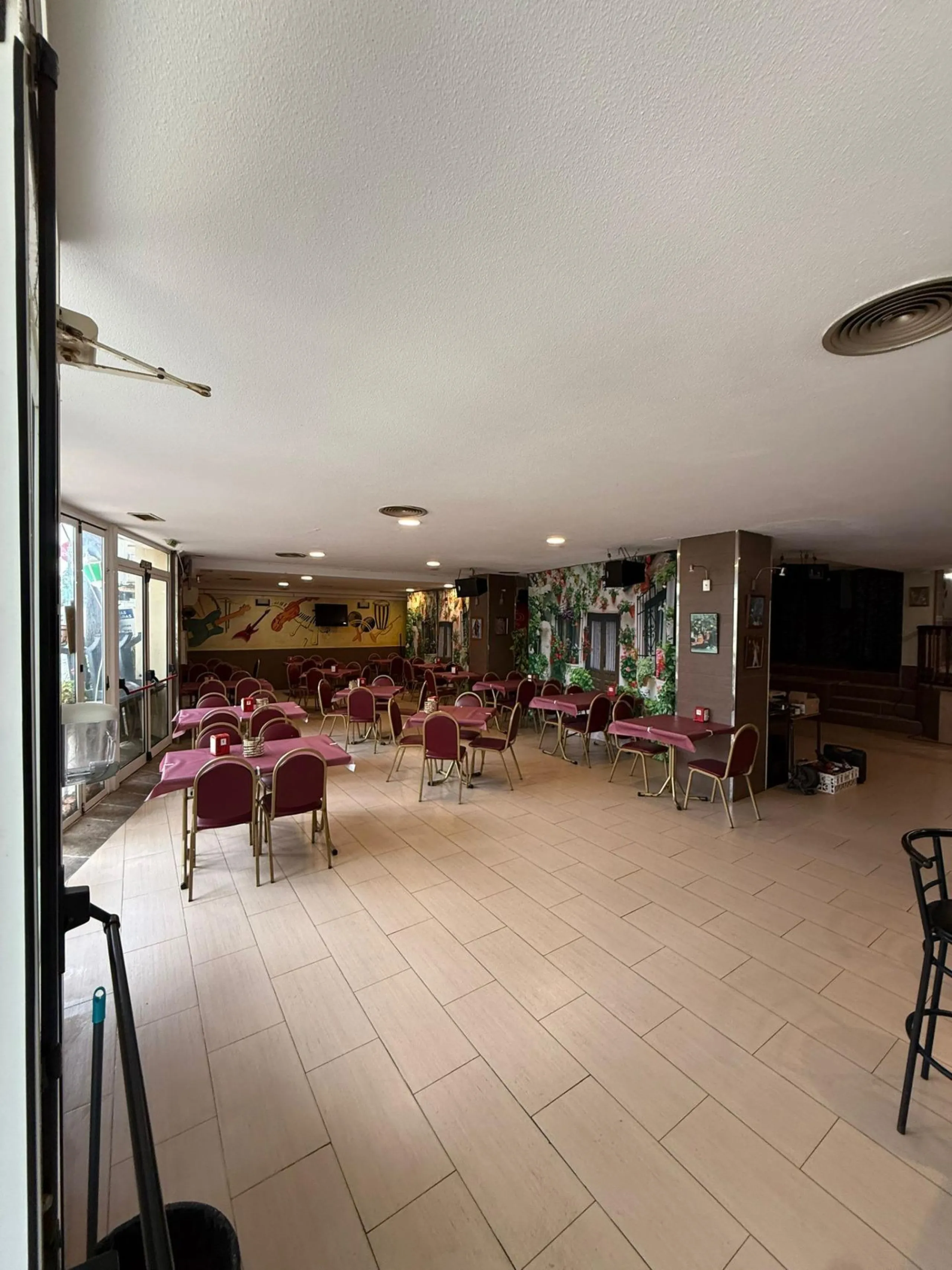 Restaurant on the Frontline of La Fosa Beach, Calpe – Business Ready to Start