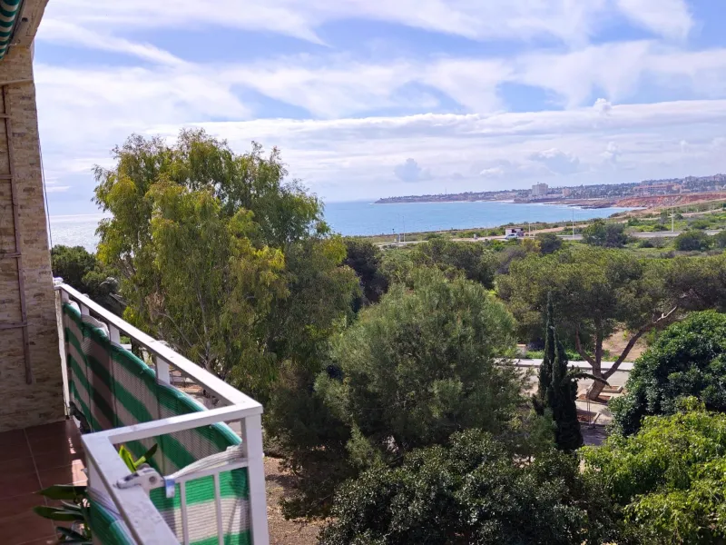 Piso en 1ª línea de mar con balcón panorámico en Punta Prima + parking incluido