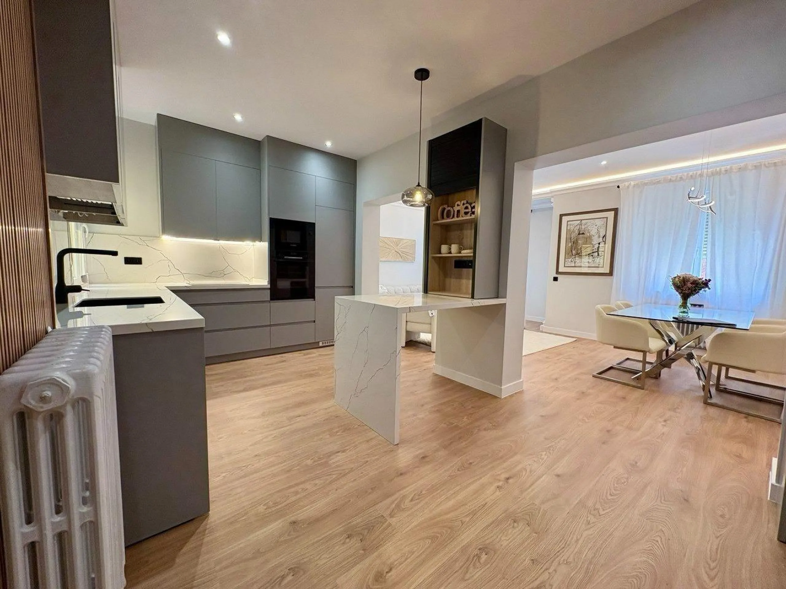 ELEGANTE VIVIENDA EXTERIOR REFORMADA CON ORIENTACIÓN SUR EN EL BARRIO DE SALAMANCA