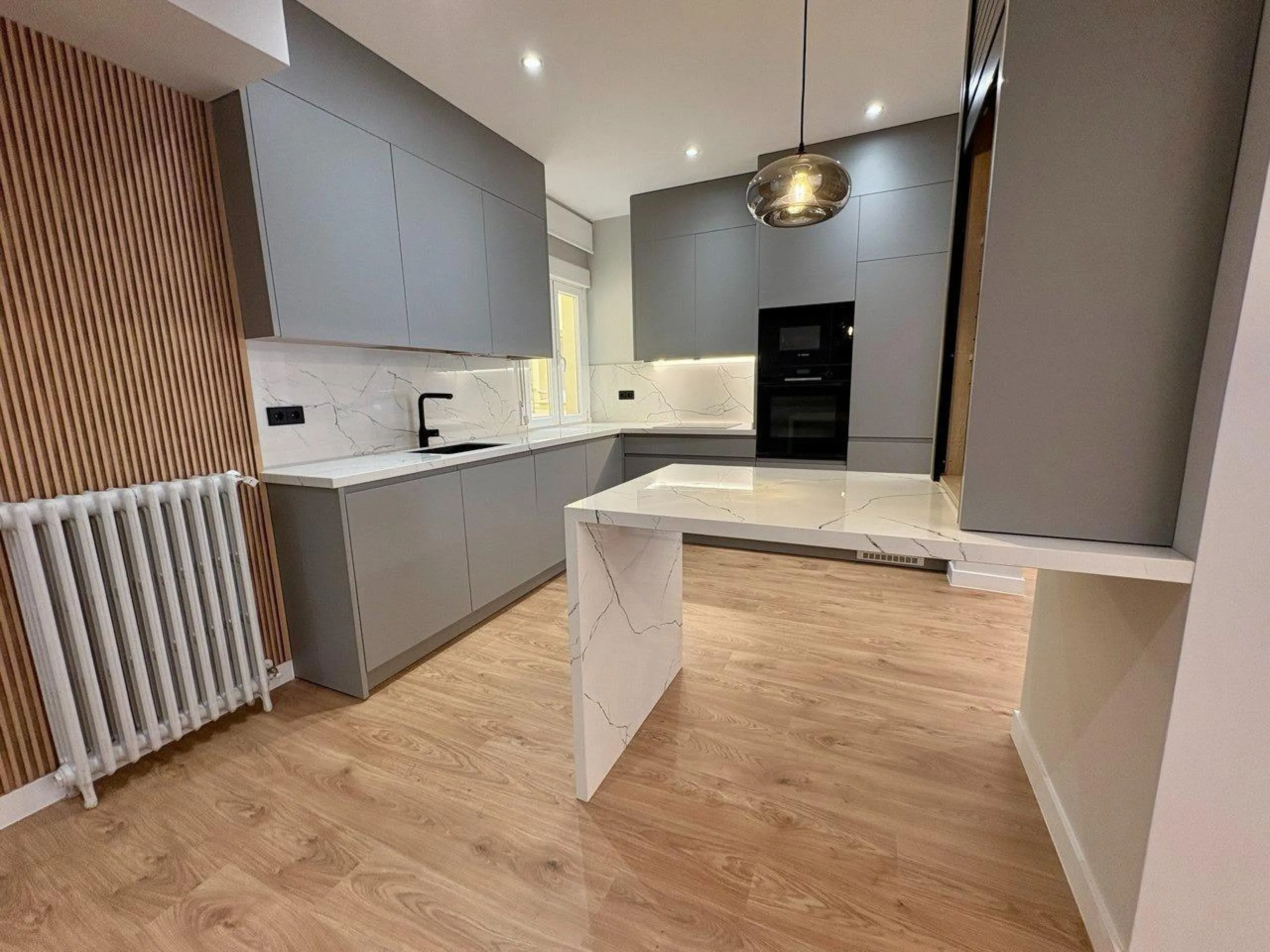 ELEGANTE VIVIENDA EXTERIOR REFORMADA CON ORIENTACIÓN SUR EN EL BARRIO DE SALAMANCA