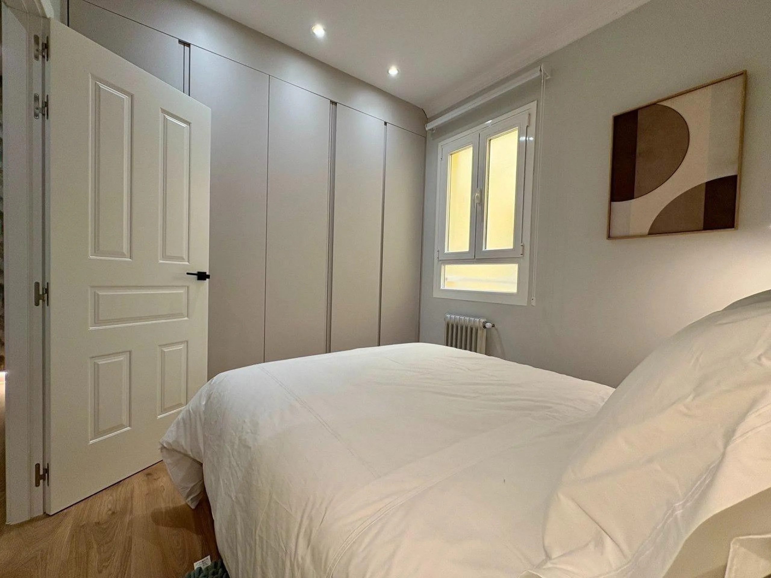 ELEGANTE VIVIENDA EXTERIOR REFORMADA CON ORIENTACIÓN SUR EN EL BARRIO DE SALAMANCA