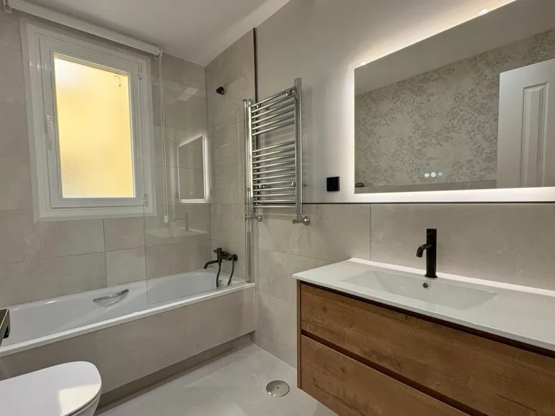 ELEGANTE VIVIENDA EXTERIOR REFORMADA CON ORIENTACIÓN SUR EN EL BARRIO DE SALAMANCA