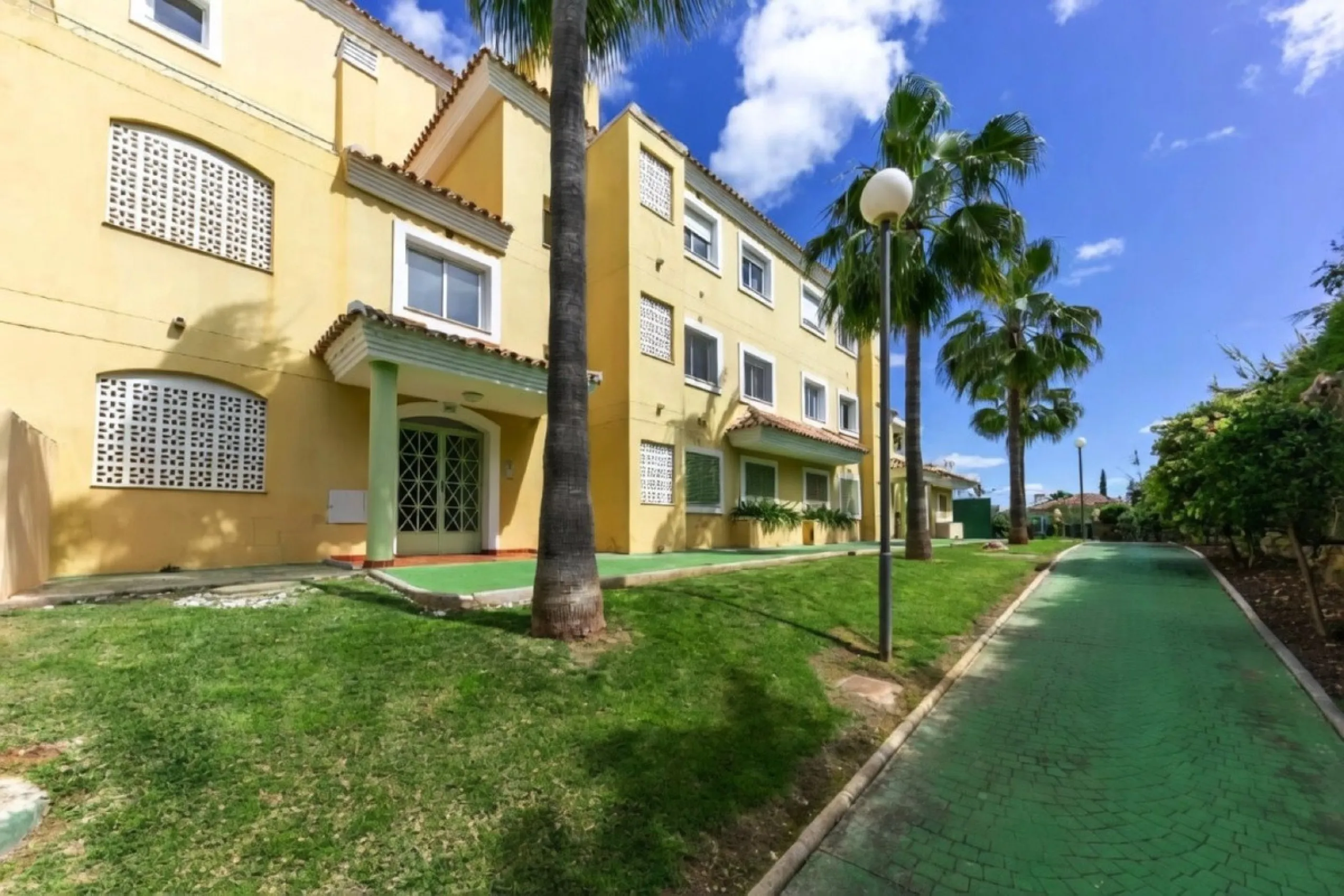 Erdgeschosswohnung mit gültiger Ferienvermietungslizenz – Las Brisas, Nueva Andalucía, Marbella