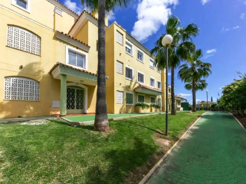 Erdgeschosswohnung mit gültiger Ferienvermietungslizenz – Las Brisas, Nueva Andalucía, Marbella