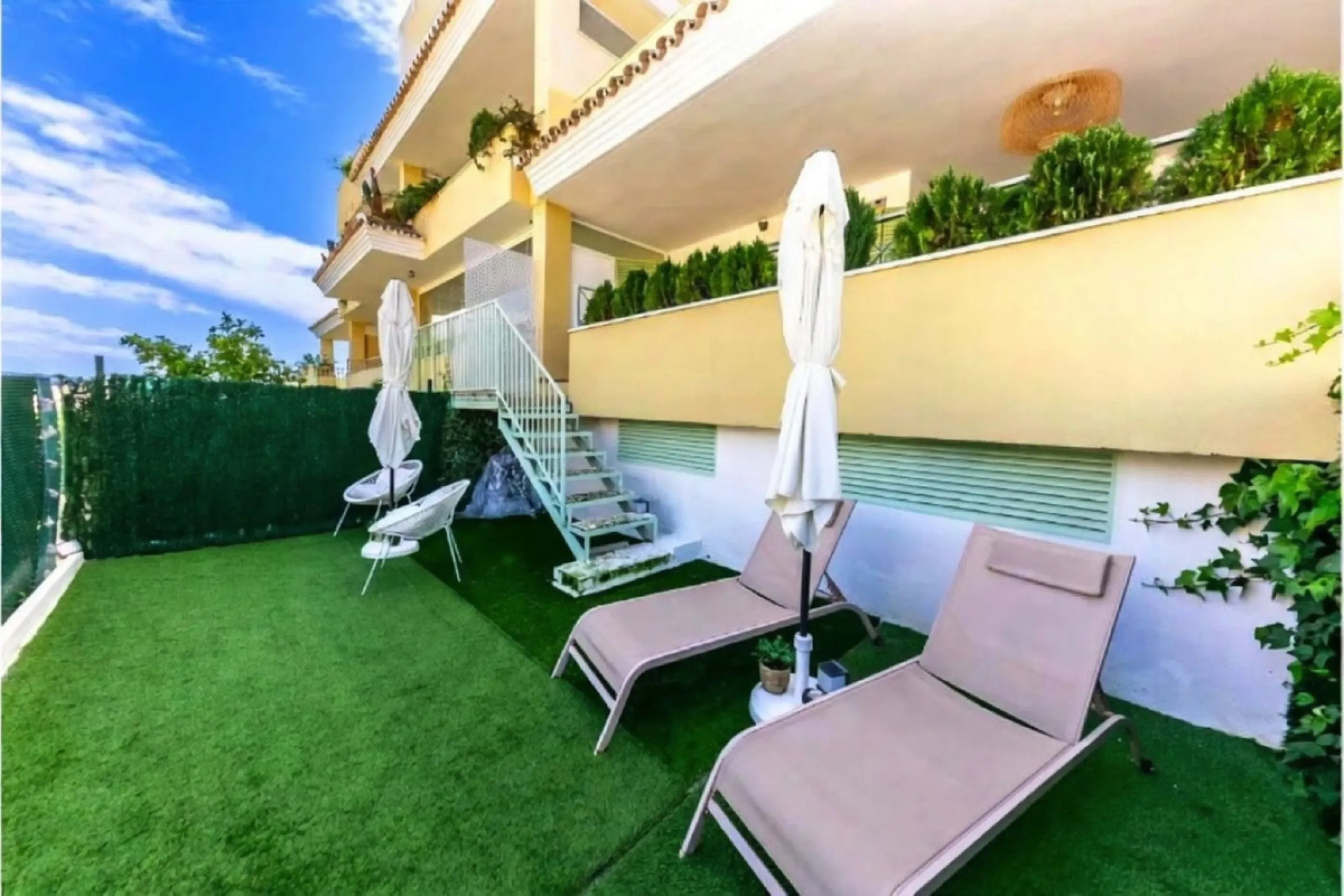 Erdgeschosswohnung mit gültiger Ferienvermietungslizenz – Las Brisas, Nueva Andalucía, Marbella