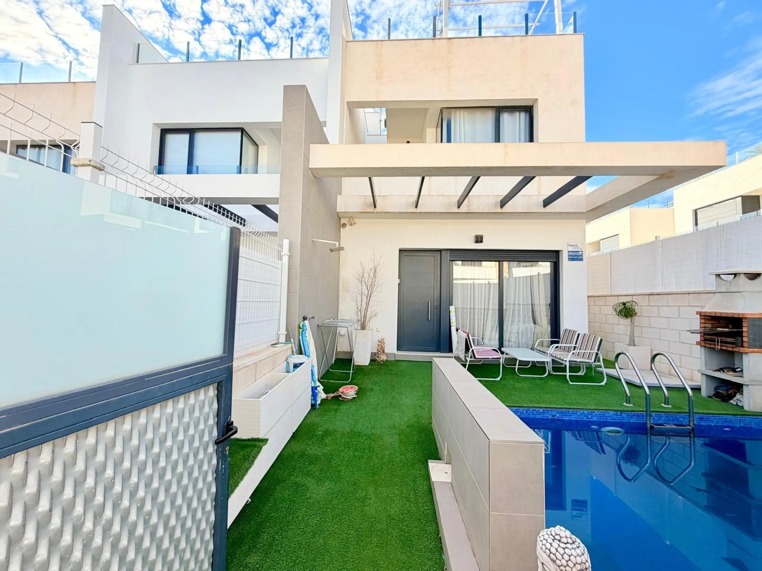 Modern Corner Chalet with Private Pool and Spacious Solarium – Between Golf, Orihuela Costa