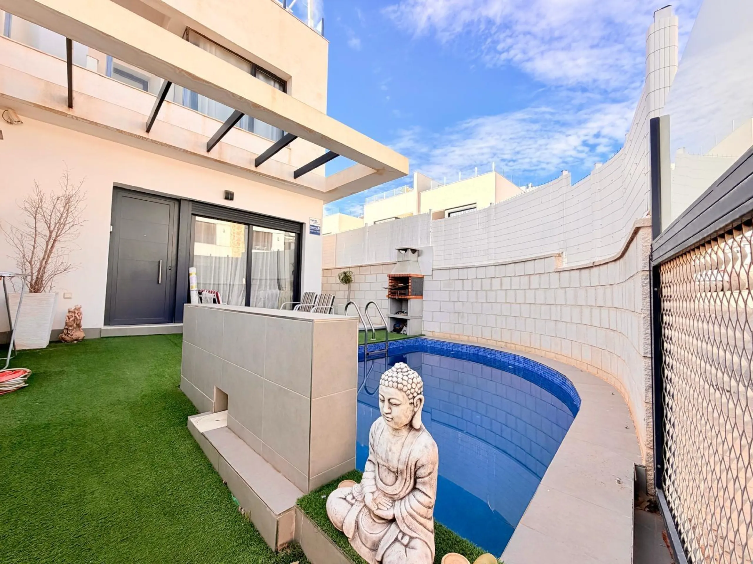 Modern Corner Chalet with Private Pool and Spacious Solarium – Between Golf, Orihuela Costa