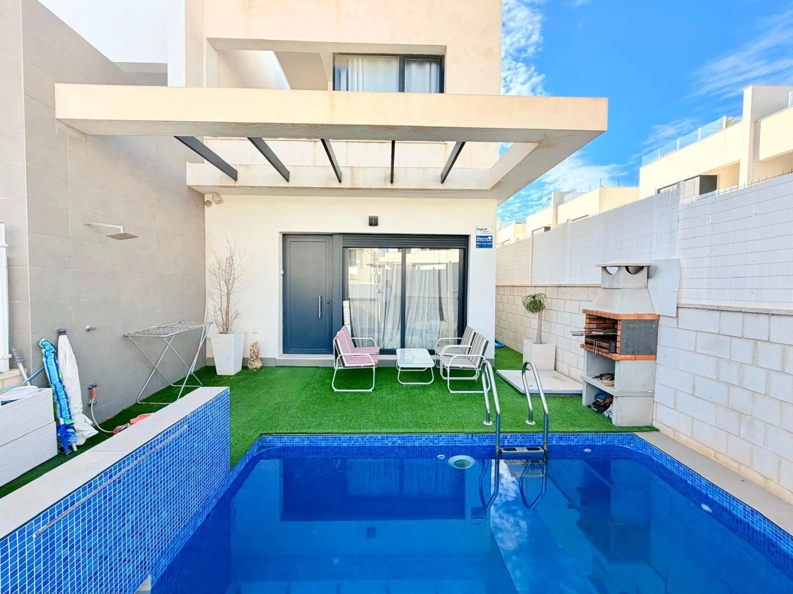 Modern Corner Chalet with Private Pool and Spacious Solarium – Between Golf, Orihuela Costa