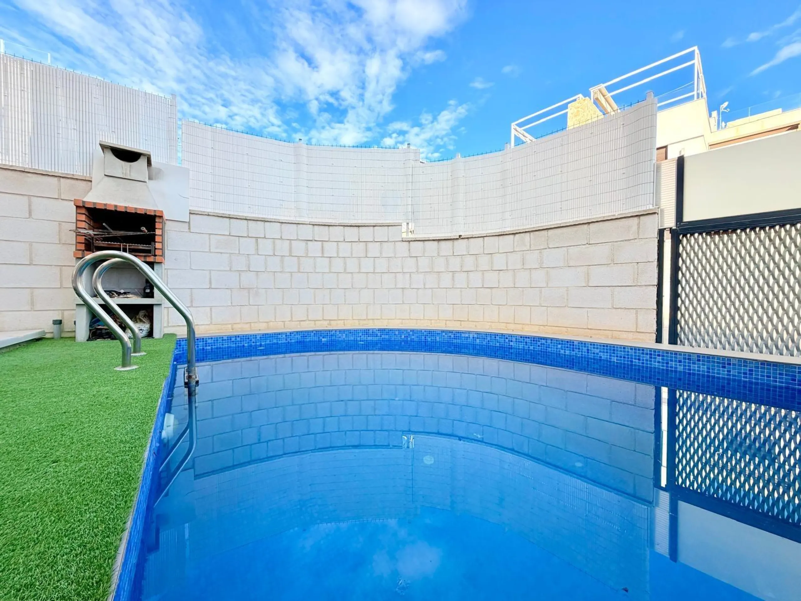 Modern Corner Chalet with Private Pool and Spacious Solarium – Between Golf, Orihuela Costa