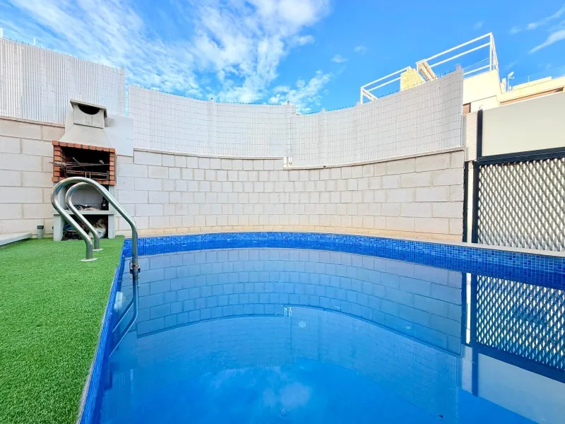 Modern Corner Chalet with Private Pool and Spacious Solarium – Between Golf, Orihuela Costa