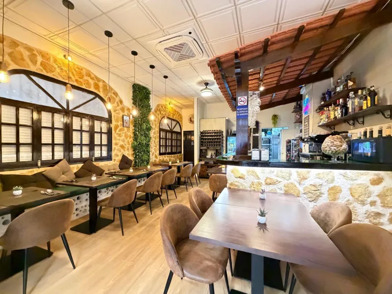 BAR-RESTAURANT FOR SALE (PROPERTY + BUSINESS) 250 METERS FROM LOS LOCOS BEACH. AREA 57 M2 + TERRACE.