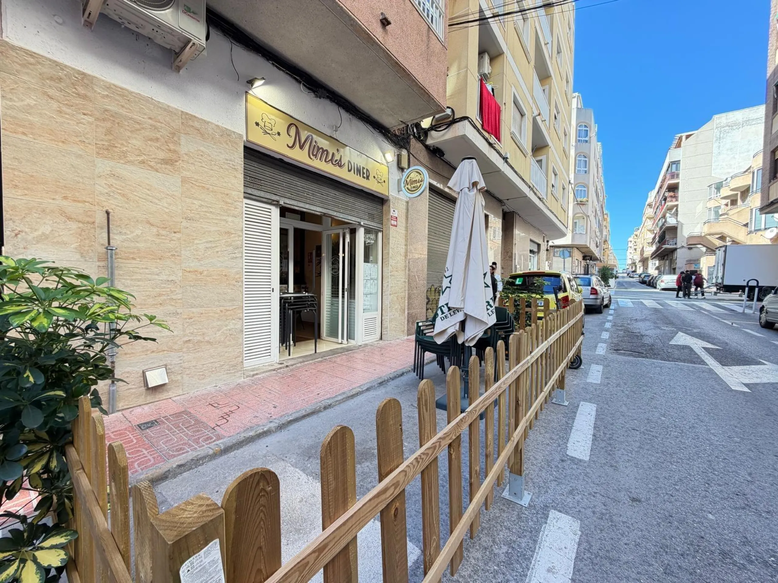 BAR-RESTAURANT FOR SALE (PROPERTY + BUSINESS) 250 METERS FROM LOS LOCOS BEACH. AREA 57 M2 + TERRACE.