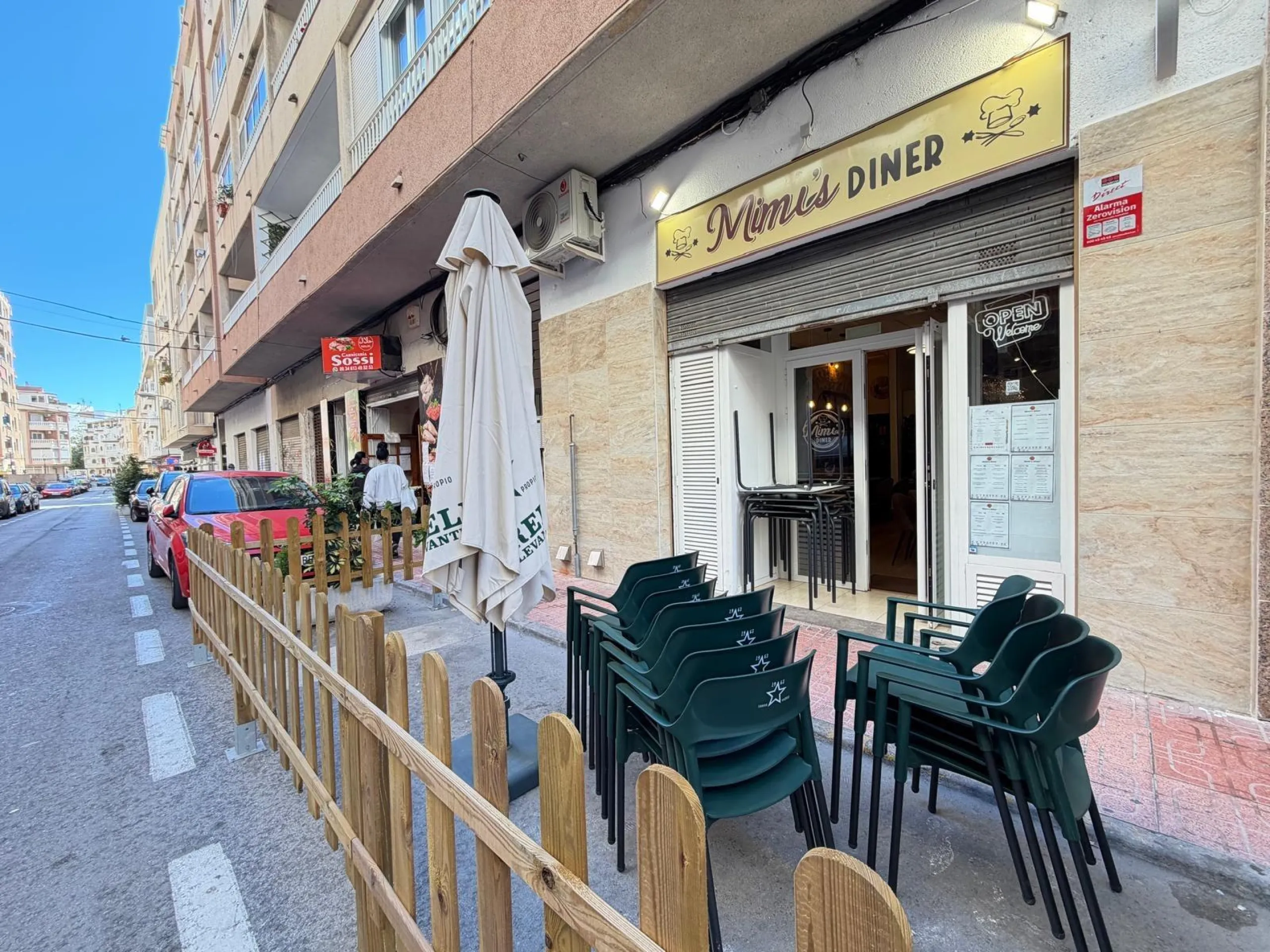 BAR-RESTAURANT FOR SALE (PROPERTY + BUSINESS) 250 METERS FROM LOS LOCOS BEACH. AREA 57 M2 + TERRACE.